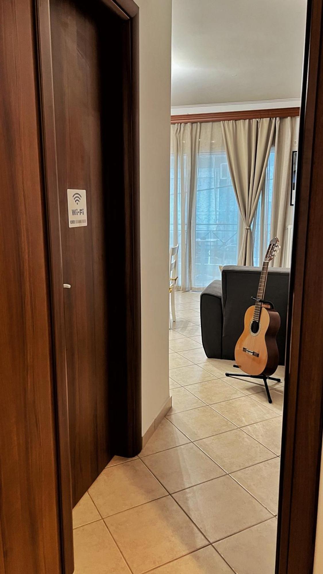 H&H Cozy Retreat Apartment Piraeus Bagian luar foto